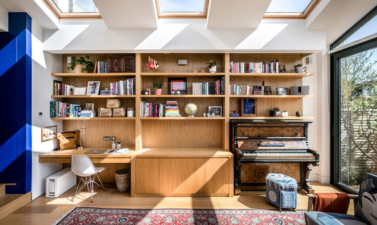 Una casa londinese luminosa che porta la natura indoor
