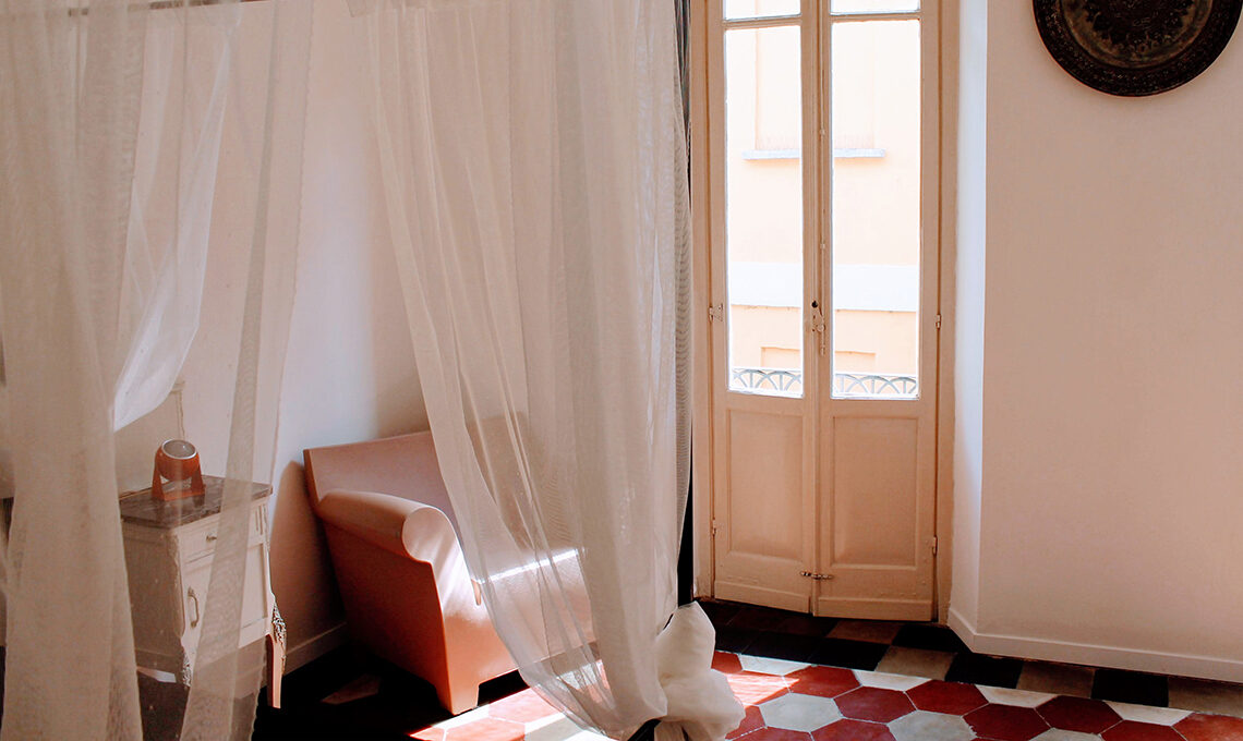 camera da letto con baldacchino