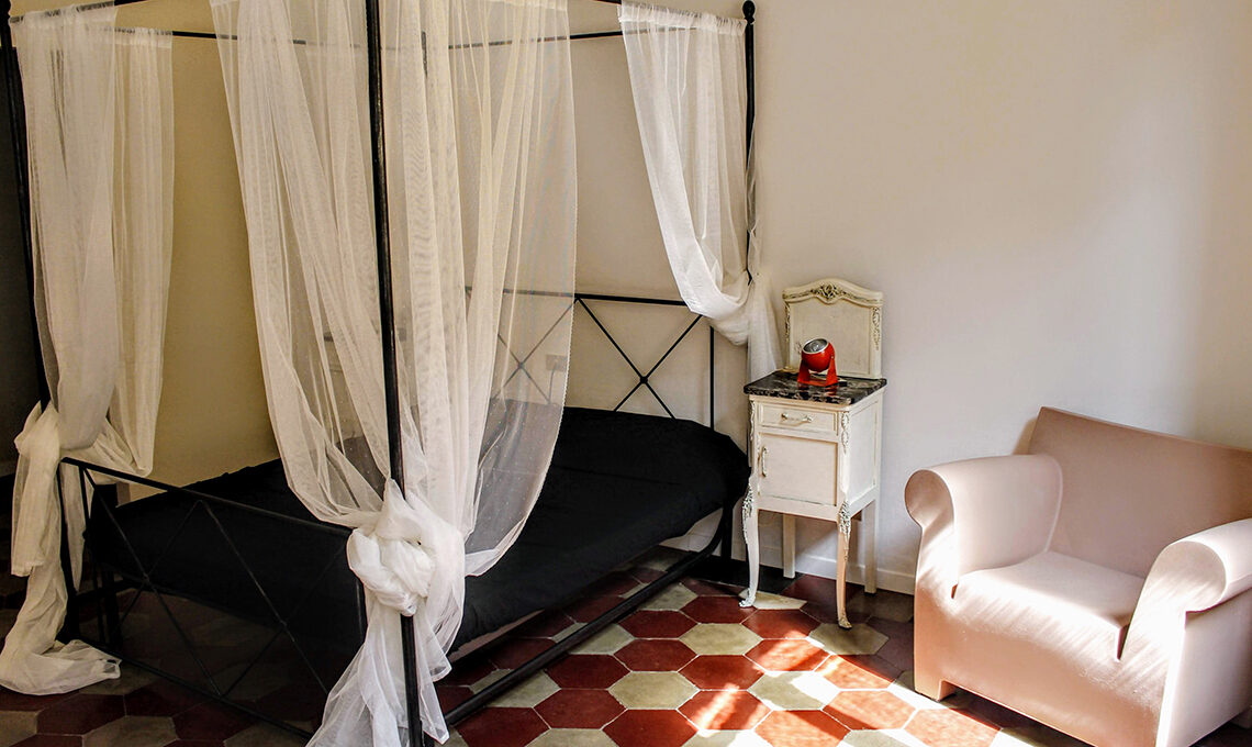 camera da letto con baldacchino