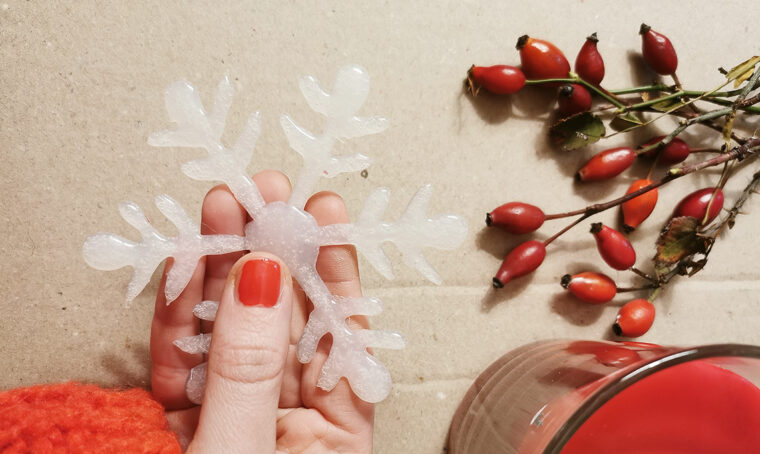 Come realizzare i fiocchi di neve con la colla a caldo