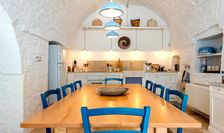 Un trullo ristrutturato si trasforma nella casa vacanze da sogno