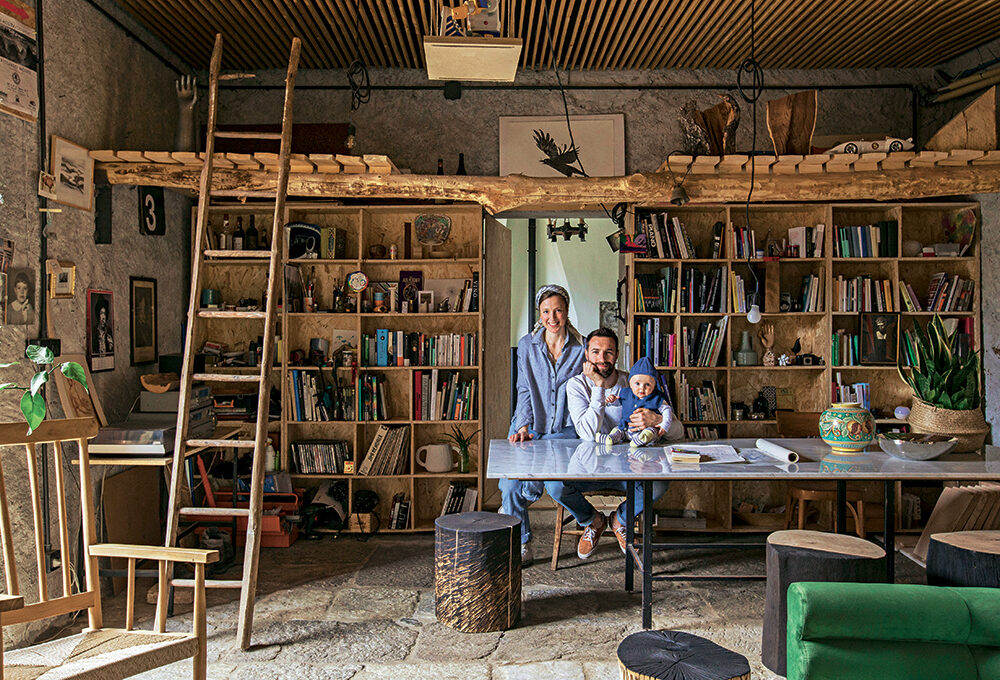 Legno e pietra scaldano l’atmosfera nella casa di una famiglia di creativi