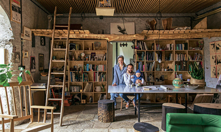Legno e pietra scaldano l’atmosfera nella casa di una famiglia di creativi
