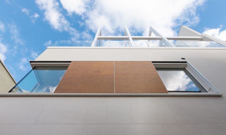 Tecnologia avanzata e materiali naturali per una casa pensata per una coppia di anziani