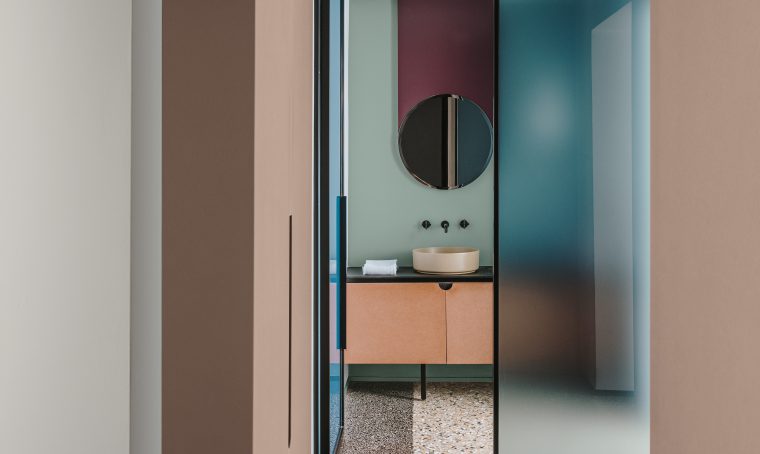 Relooking multisuperficie con la micro-resina Kerakoll Color Collection