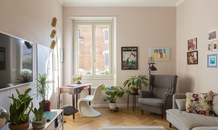 Un relooking che mescola arredi moderni, modernariato e antiquariato