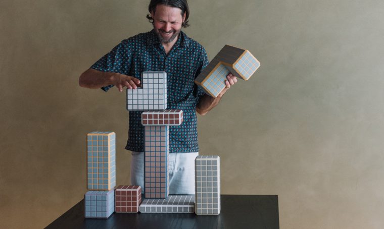 Plinthos: a Milano l’installazione di Martino Gamper per Kerakoll