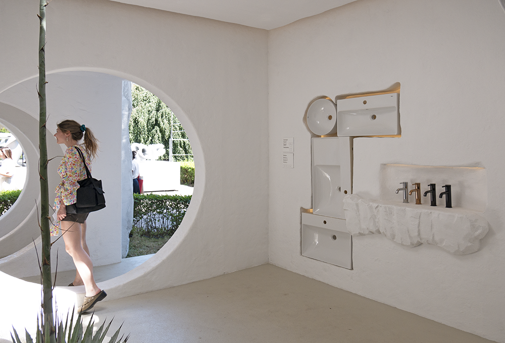 Influence: l’installazione di Roca firmata Cobalto Studio porta il Mare Mediterraneo a Milano