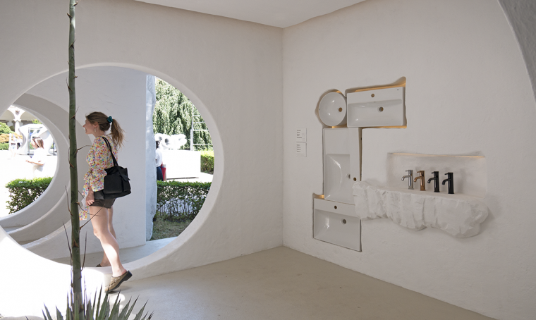 Influence: l’installazione di Roca firmata Cobalto Studio porta il Mare Mediterraneo a Milano
