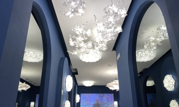 Slamp: creazioni luminose in un nuovo allestimento avvolgente e tutto blu, a due passi dal Duomo di Milano