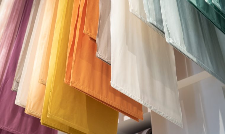 Un’installazione coloratissima accoglie i visitatori del flagship store Gabel1957 durante la Milano Design Week