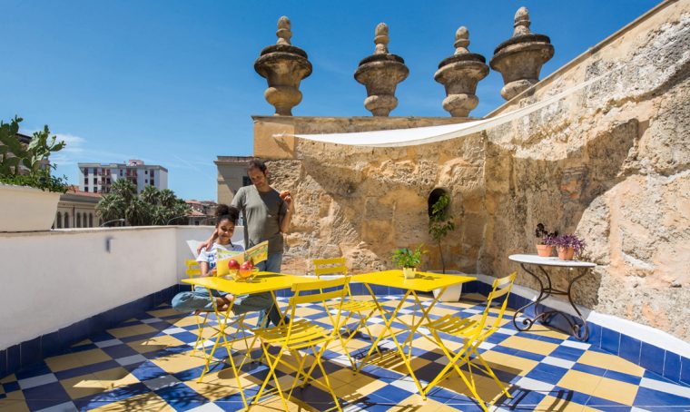 Come arredare la terrazza in stile mediterraneo
