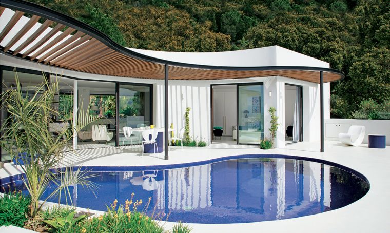 Un tuffo nello stile Mid Century nella villa in Costa Brava