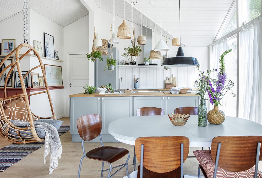 Il cottage nordico bohémien a base di riciclo creativo