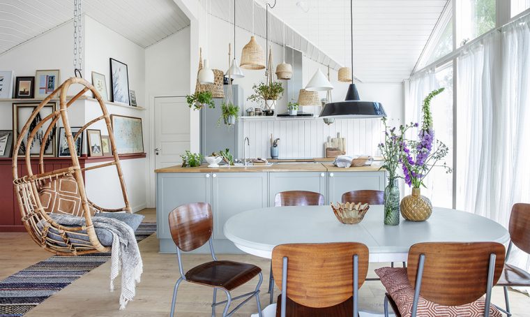 Il cottage nordico bohémien a base di riciclo creativo