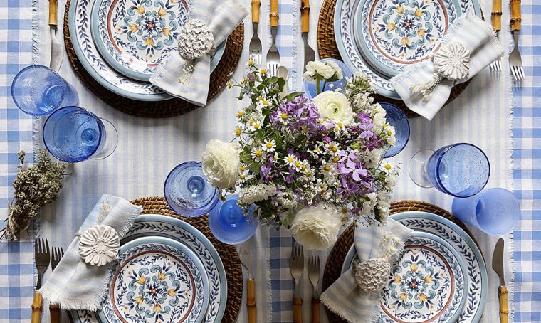 Mise en place: abbinare fiori, righe e quadretti