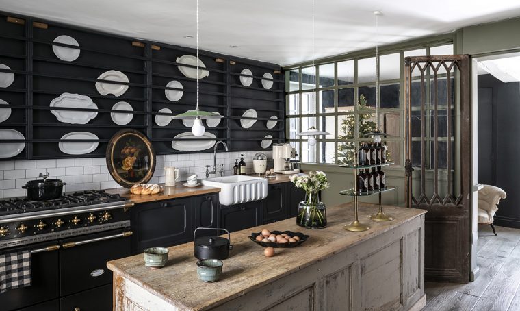Il nero dei quadri fiamminghi è la base perfetta per lo stile shabby