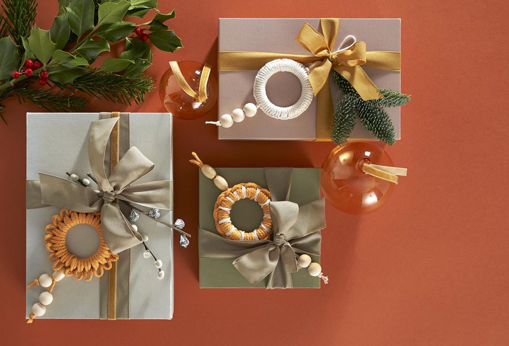 Natale: come realizzare il chiudi pacco in macramè