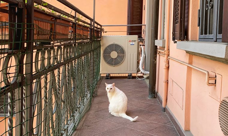 L’amministratore risponde: installazione di un condizionatore sul balcone