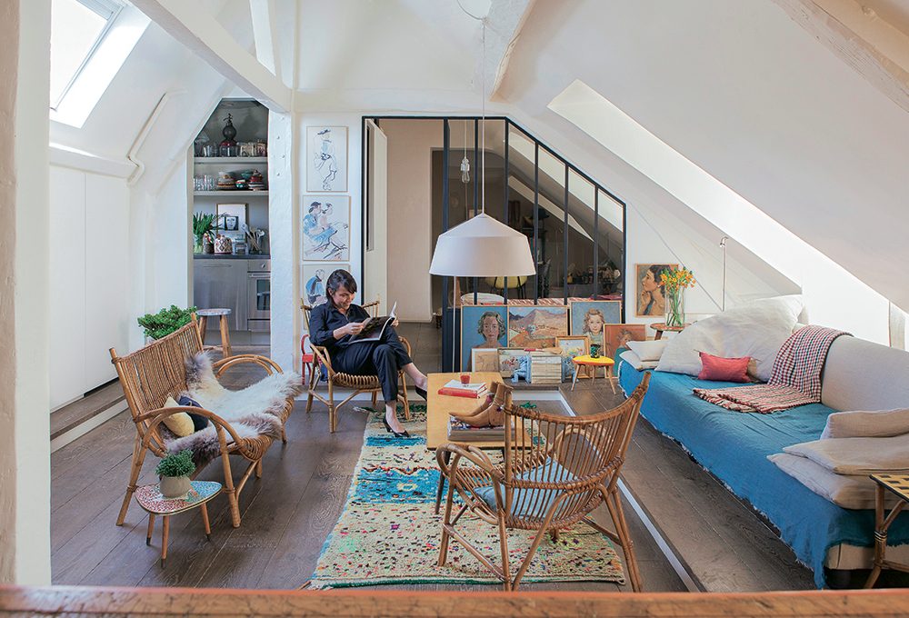 Un attico dalla calda atmosfera boho chic a Parigi