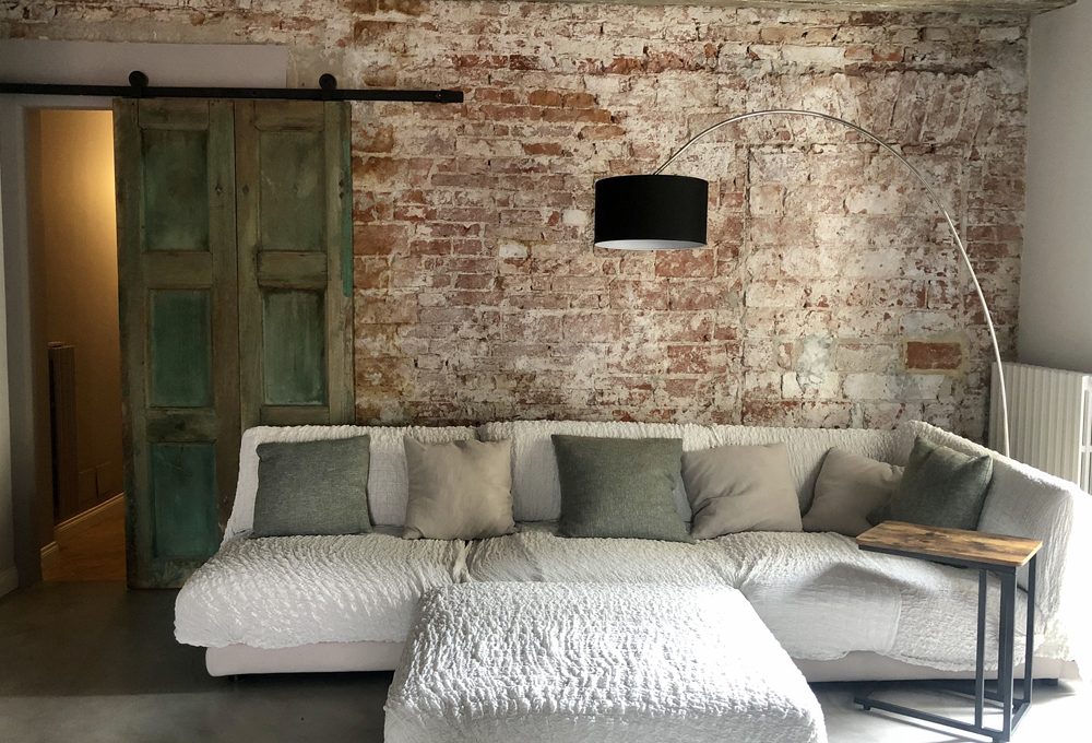 Un attico in un palazzo storico ristrutturato in stile industriale