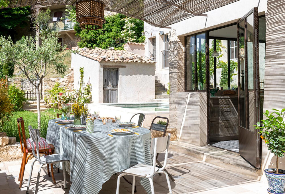 Stile rustico con tocchi eclettici nella casa di campagna francese