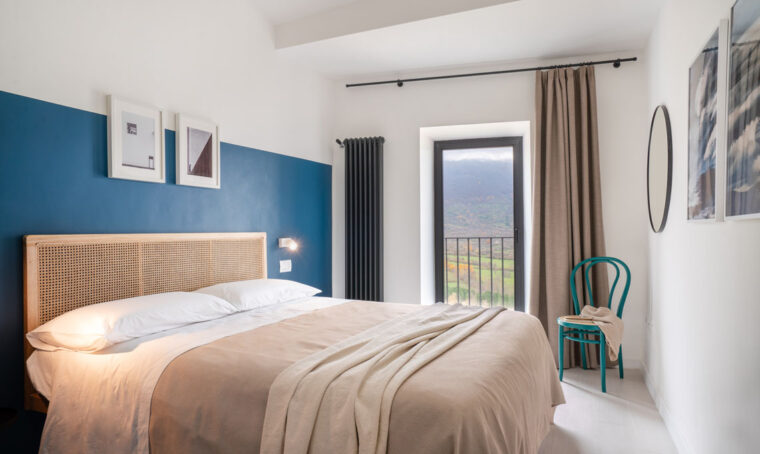 Una casa con i colori del lago in un borgo del Parco Nazionale d’Abruzzo