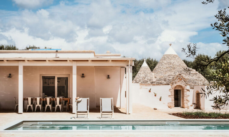 Un trullo immerso nel verde della campagna di Ostuni