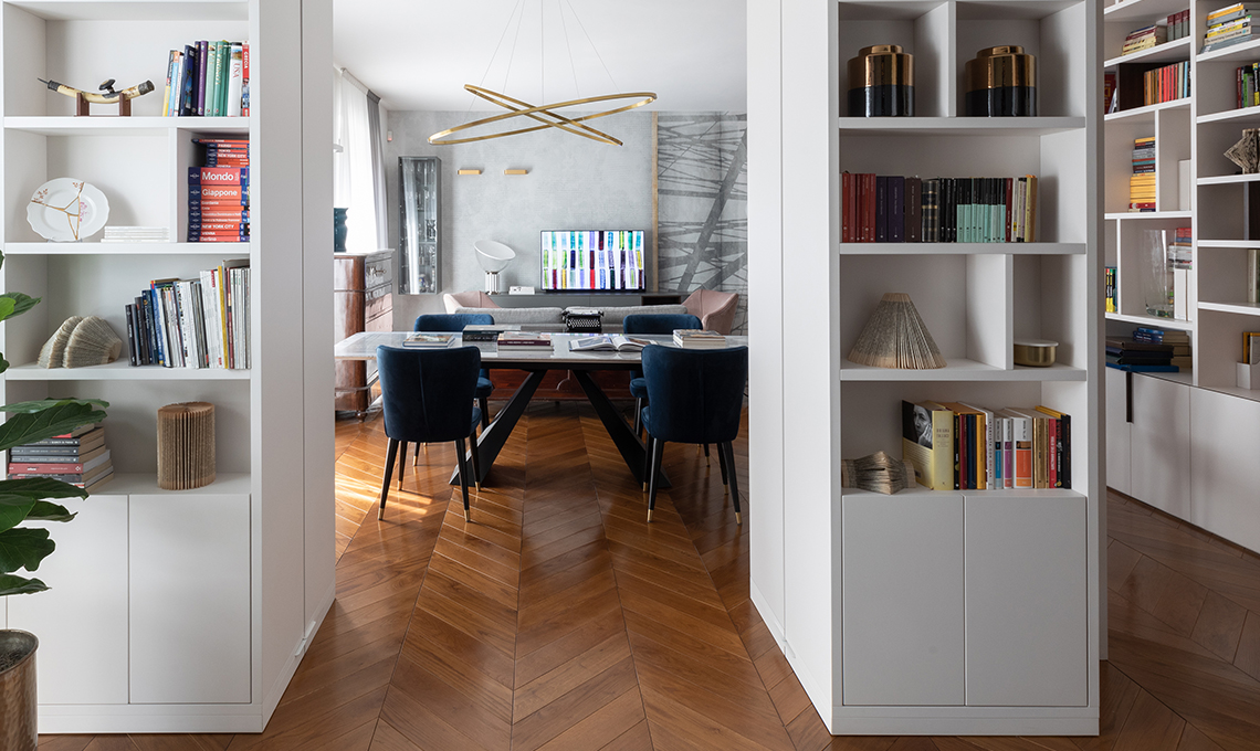 Soggiorno con grande libreria