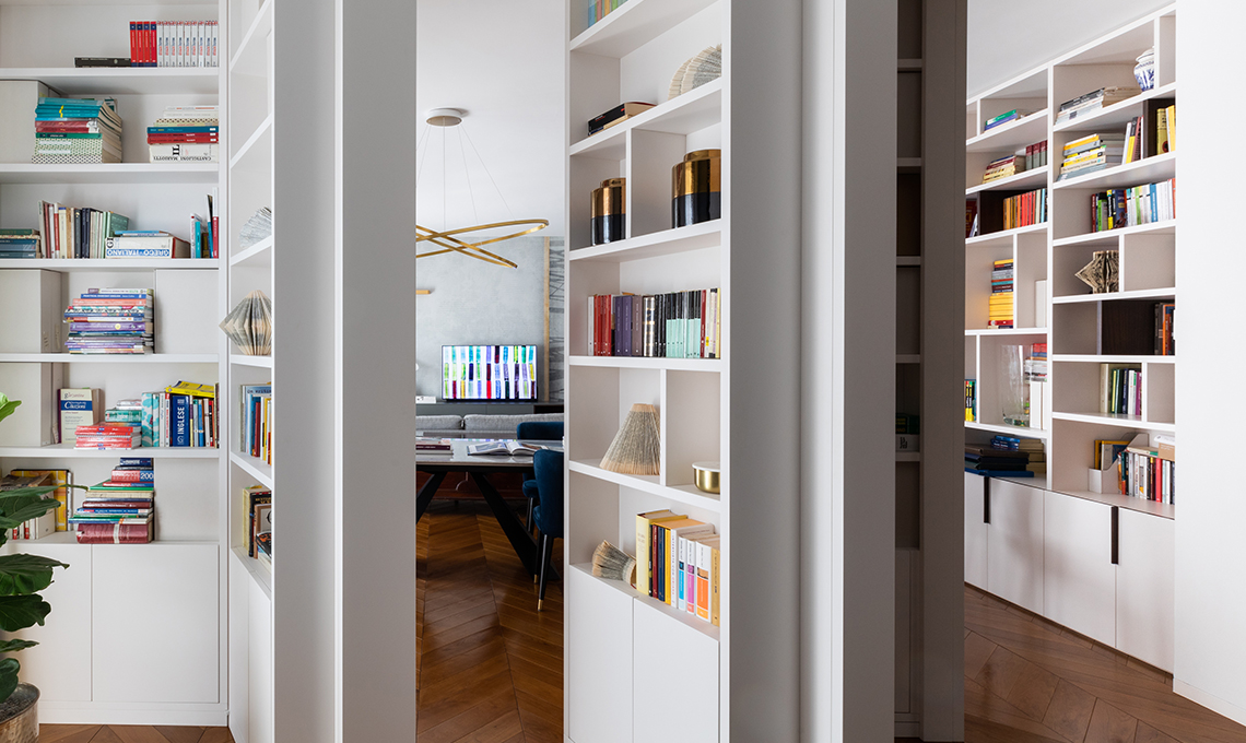Soggiorno con grande libreria girevole