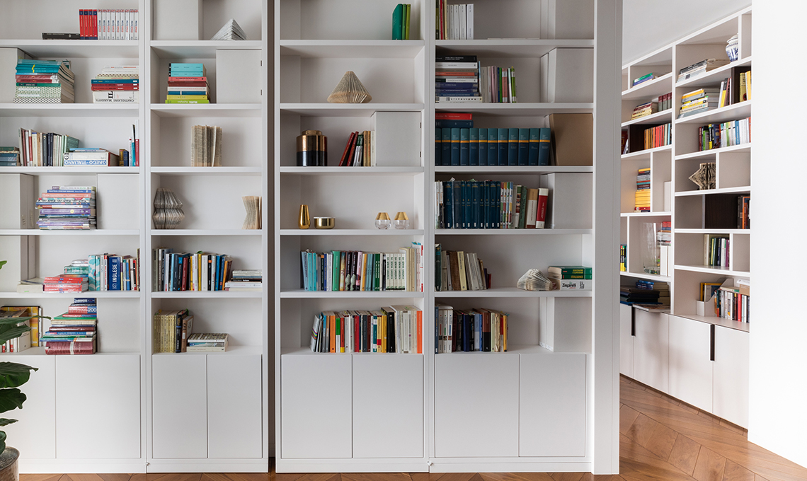 Soggiorno con grande libreria