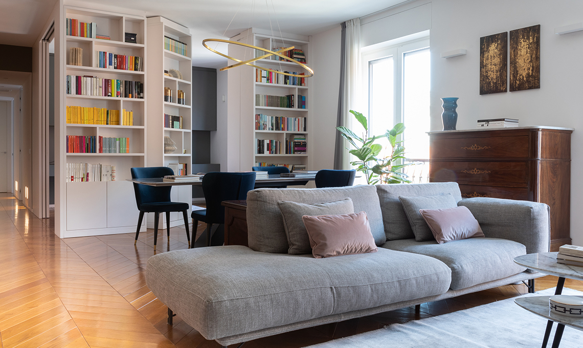 Soggiorno con grande libreria