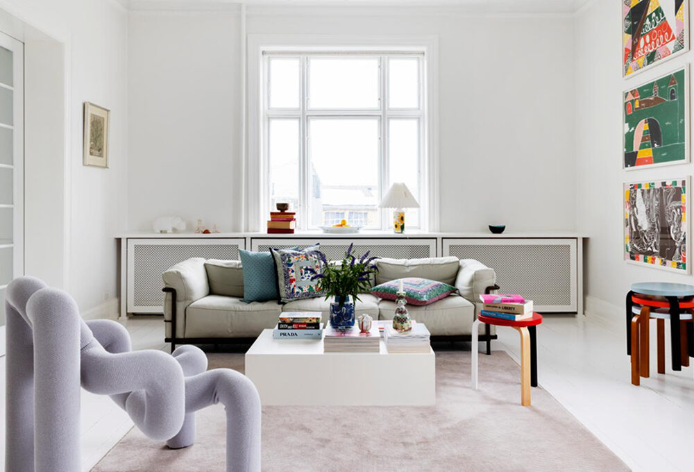 Arte & design portano colore nel bianco di una casa danese