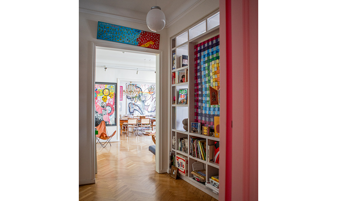 Corridoio con libreria
