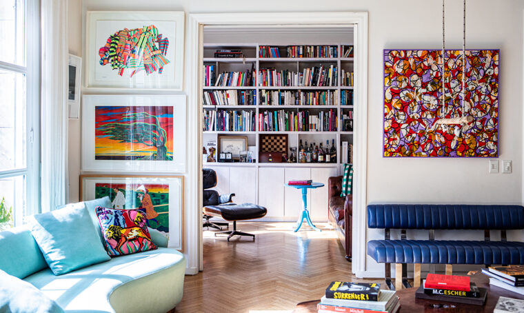 Soggiorno con grande libreria