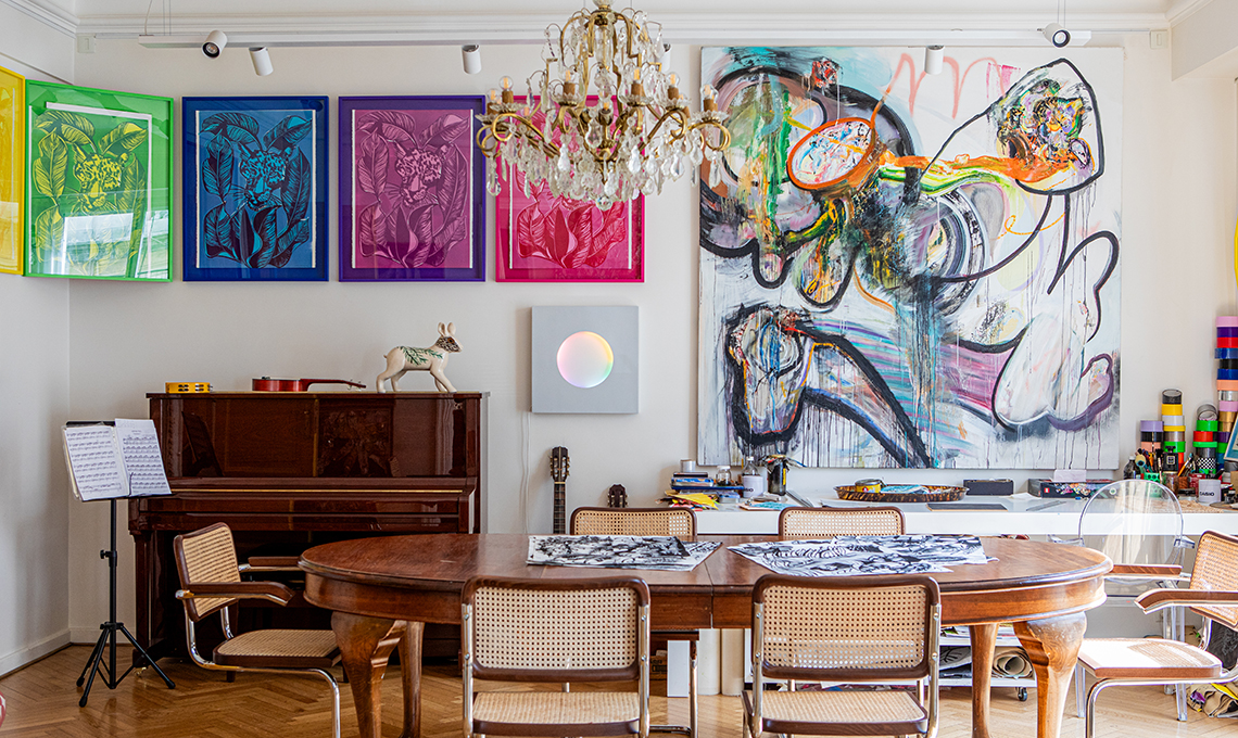 Tavolo da pranzo antico con sedie di design