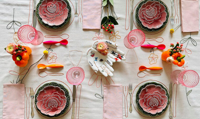 Mise en place: colori, fiori e ricami ‘funky vibes’