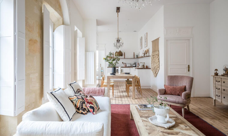 Nella casa di vacanza a Bordeaux il nuovo stile boho è rustico e barocco