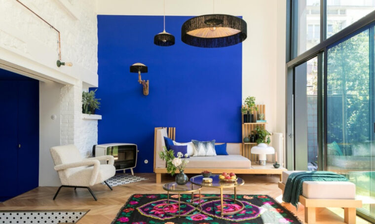 Con una parete blu Klein la casa diventa subito eclettica