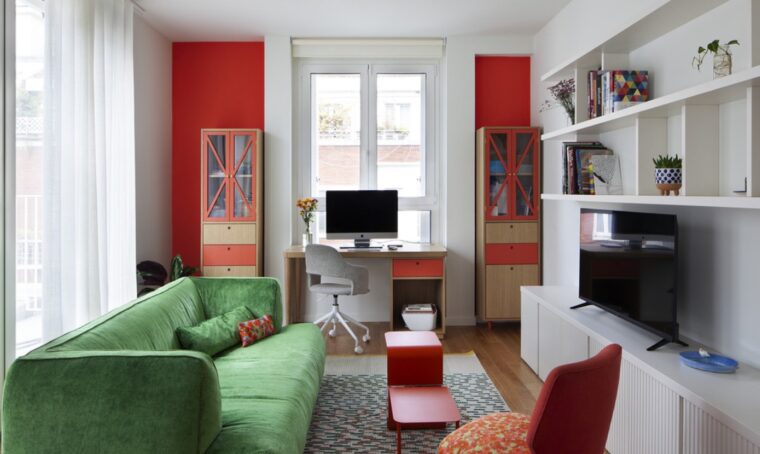Una casa milanese contemporanea e colorata, con un cuore vintage