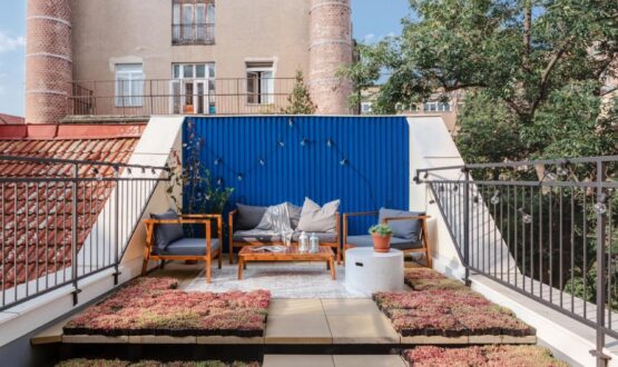 Un mini loft con soppalco, terrazzo e tanto… blu!